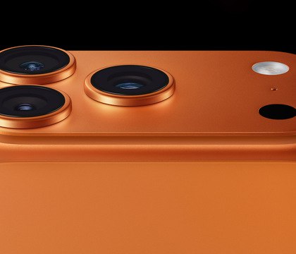 Работники Foxconn столкнулись с тяжелыми условиями во время производства iPhone 17 Bloomberg Новостное агентство Bloomberg со ссылкой на China Labor Watch сообщает что китайские рабочие завода Foxconn в очередной раз столкнулись с тяжелыми условиями труда во время подготовки к запуску новой линейки смартфонов Apple По словам представителей профсоюза сотрудникам завода Foxconn Technology Group контрактного производителя Apple приходилось терпеть чрезмерные переработки принудительные ночные смены и несправедливую оплату труда