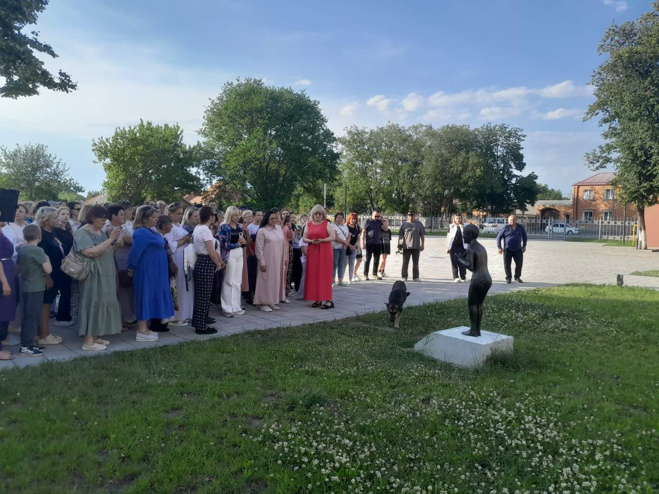 100 человек из Курской области, пострадавших от преступных действий ВСУ, побывали в Северной Осетии в праздничные дни Гости посетили Аланский Богоявленский женский монастырь, Аланский Успенский мужской монастырь, горячий источник в Бирагзанге, место схода ледника Колка. Почтили память жертв бесланского теракта на мемориальном кладбище «Город ангелов» и побывали в международном культурно-патриотическом Центре «Беслан. Школа №1». Путешествие по Осетии завершилось пикником в Фиагдонском ущелье, незабываемыми впечатлениями и желанием вернуться к нам ещё! Для нас важно было сделать так, чтобы гости смогли почувствовать себя в безопасности, отдохнуть и открыть для себя новые уголки нашей необъятной Родины. Рад, что у нас есть такая возможность.