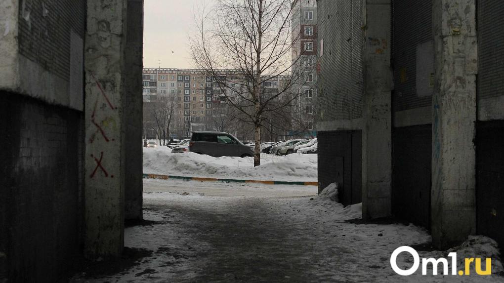 В Омске возбуждено дело о похищении человека Следователи СК сообщили о задержании двух омичей которых подозревают в похищении 19 летнего молодого человека и вымогательстве у него 250 000 рублей По версии следствия всё произошло как в боевиках 16 января парня силой посадили в багажник вывезли на кладбище и под угрозами потребовали деньги После получения части суммы его отпустили он обратился в полицию Сейчас подозреваемые задержаны в суд направлено ходатайство об избрании меры пресечения в виде заключения под стражу По ч 2 ст 126 УК РФ за похищение человека предусмотрено от 5 до 12 лет лишения свободы Om1 Омск в MAX