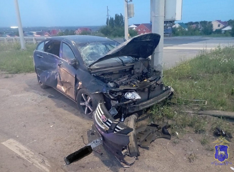 В Кинельском районе 18-летний парень без прав на затонированном в "бункер" Volvo врезался в Geely на трассе Самара – Бугуруслан. Водитель Geely впоследствии въехал в столб, а его пассажирка была госпитализирована. ГУ МВД России по Самарской области