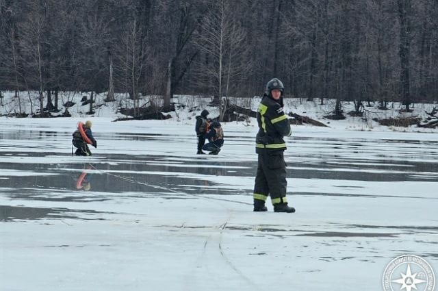 Под Уфой мальчик застрял на льду посередине озера  Спасатели МЧС и Госкомитета РБ по ЧС пришли на помощь 11-летнему мальчику, который застрял на льду посередине озера Ольховое в Михайловке Уфимского района.   Подросток вышел на тонкий лед и не смог самостоятельно вернуться на берег. Он оказался отрезанным водой.  «Предварительно, у ребенка небольшое переохлаждение организма, состояние - удовлетворительное», - прокомментировали в МЧС.  Спасателям мальчик рассказал, что побежал за собакой.