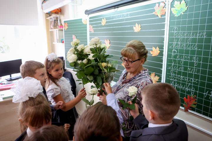 Закон о гарантиях особого статуса педагогов приняли в Якутии В законе закреплены принципы профессиональной этики, отражены меры по повышению квалификации и непрерывному профессиональному развитию. Также документ вводит институт наставничества. «Особое внимание в документе уделено поддержке молодых специалистов: предусмотрены «подъемные» выплаты, компенсация расходов на проезд и провоз багажа до места работы для тех, кто трудоустроен по специальности», - сообщили в правительстве РС Я . Фото: Валерий Звонарев