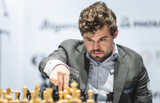16-й чемпион мира по шахматам Магнус Карлсен уступил 15-летнему россиянину на онлайн-турнире Норвежец проиграл Максиму Иванникову на онлайн-турнире «Титульный вторник». Партия третьего раунда завершилась на 33-м ходу, Карлсен играл черными фигурами. Фото Eric Rosen and Niki Riga/ Fide