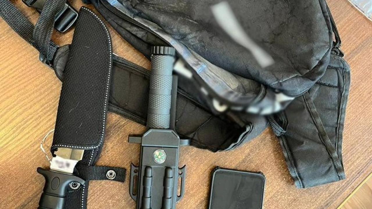 Британец помог предотвратить нападение на школу в Украине Мужчина чье имя не называют сообщил что подросток планирует атаку на учебное заведение Sky News пишет что 4 сентября анонимный пользователь передал лондонской полиции информацию о том что ученик одной из школ в западной части Украины намерен совершить теракт По его словам он увидел в интернете фотографию несовершеннолетнего на которой он держит в руках нож Подпись к картинке намекала на скорое нападение Сообщение в тот же день передали в Европол откуда информация поступила в правоохранительные органы Украины Уже 5 сентября полиция в Закарпатье отчиталась о задержании 15 летнего школьника в рюкзаке у которого нашли нож Утверждают что в момент задержания он также вел стрим с телефона Подписаться Заказать альманах Донат Boosty Предложка