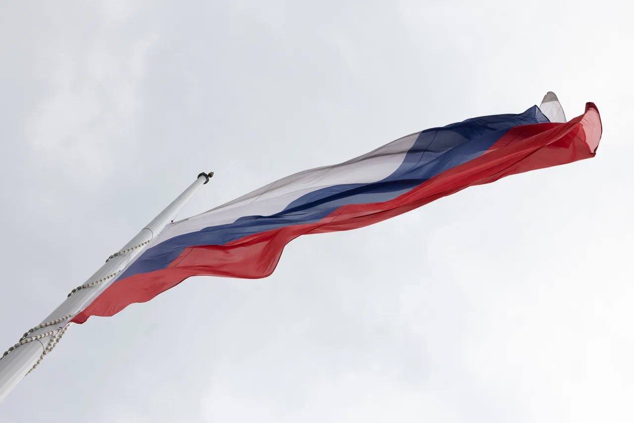 У стен Музея Победы состоялась церемония подъема Государственного флага России. На событии присутствовали Герои Труда и лауреаты Государственных премий 2025 года, получившие сегодня награды из рук Президента России Владимира Путина. В их числе были деятели науки, искусства и культуры, а также представители рабочих специальностей. Они возложили цветы к «Огню памяти и славы» в знак преклонения перед подвигом солдат и офицеров, погибших в боях Великой Отечественной. Музей Победы