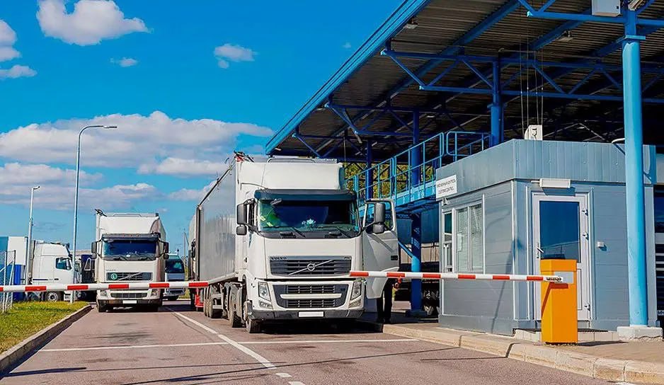В Беларуси застряли почти 1 5 тыс польских грузовиков Таможня продлевает срок их временного ввоза на 10 дней   mostmedia io 2025 09 17 15 tys polskih gruzovikov v belarusi Из Беларуси по ссылке
