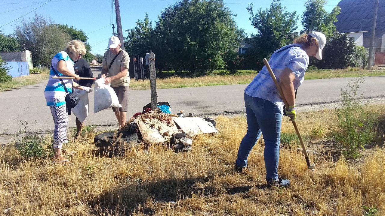Во всех населенных пунктах городского округа Новая Каховка коммунальные службы продолжают свою работу На протяжении всей недели проводились работы по уборке территорий, автобусных остановок и вывозу мусора. В условиях летней жары своевременный сбор и вывоз отходов особенно важен, и коммунальщики прилагают все усилия для поддержания чистоты. Эти работы были проведены в селах Райское и Обрывка и других населенных пунктах. В Днепрянах коммунальщики привели в порядок несколько улиц, пройдя только за один из рабочих дней более четырех километров. Особое внимание было уделено уборке детской площадки. Трудились, чтобы обеспечить безопасность и комфорт для маленьких жителей поселка. Благодаря слаженной работе коммунальных служб, во всех населенных пунктах нашего округа поддерживается чистота и порядок