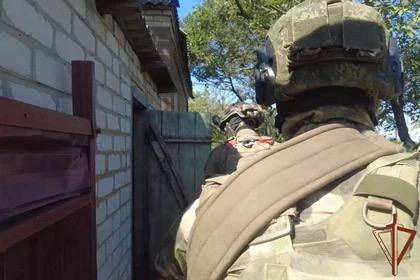 За месяц в ДНР задержали 15 подозреваемых в пособничестве ВСУ  Об этом сообщили в пресс-службе Росгвардии. Росгвардейцы совместно с военной контрразведкой проводят мероприятия по выявлению агентуры ВСУ.  Только за месяц на территории региона задержаны 15 подозреваемых в пособничестве ВСУ и 11 – в причастности к террористической деятельности. Фигуранты распространяли в сети соответствующие публичные призывы, - рассказали в пресс-службе ведомства.
