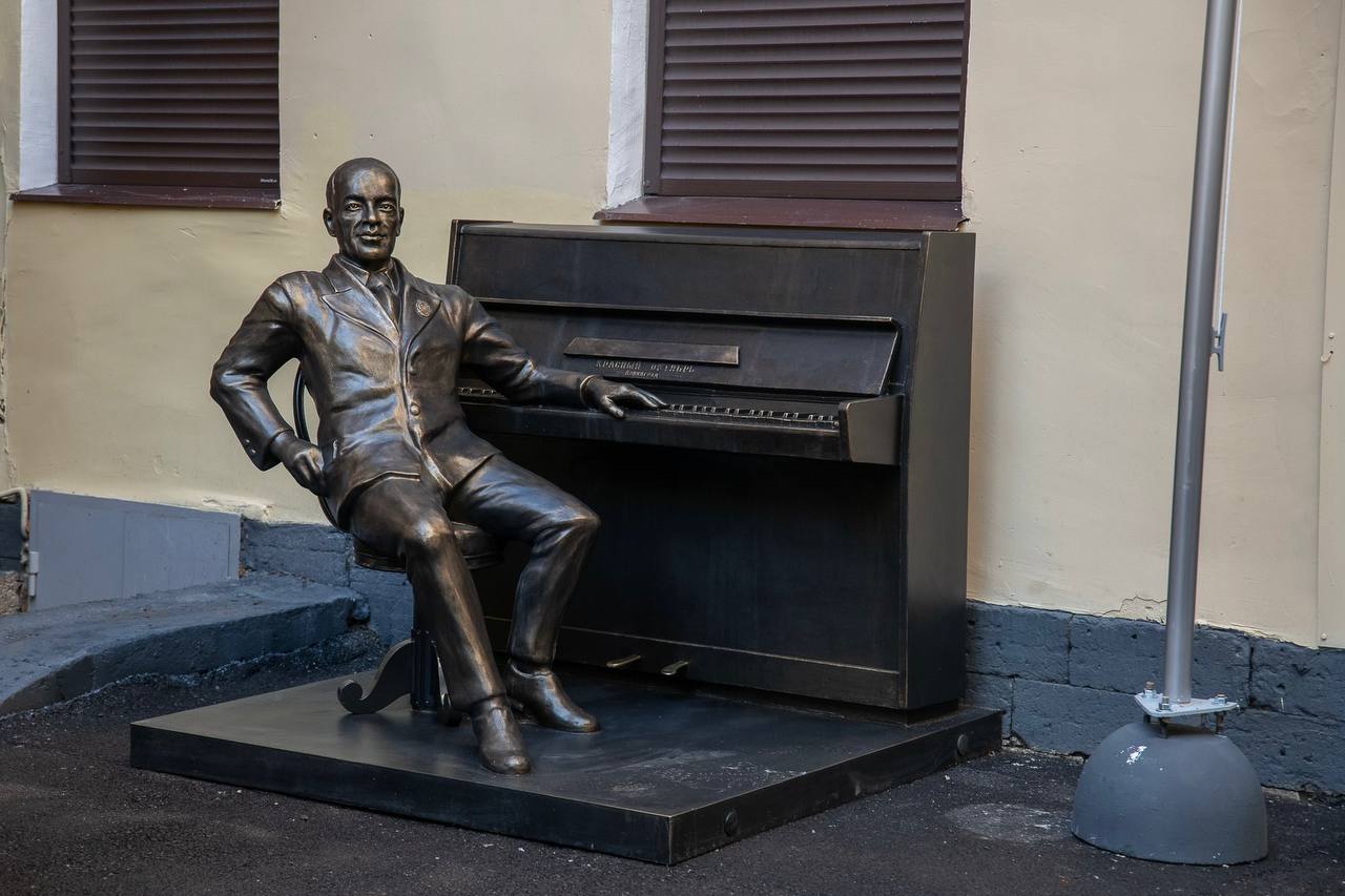 В Петербурге торжественно открыли памятник Исааку Дунаевскому Его установили на Рижском проспекте во дворе детской школы искусств носящей имя знаменитого композитора и дирижёра Инициатором создания памятника выступил руководитель учебного заведения Михаил Мальцев Автором скульптуры стал Валерий Белов преподаватель Буйского областного колледжа искусств На церемонии присутствовали представители музыкальных школ со всей России носящих имена Исаака и Максима Дунаевских а также известный композитор Виктор Плешак