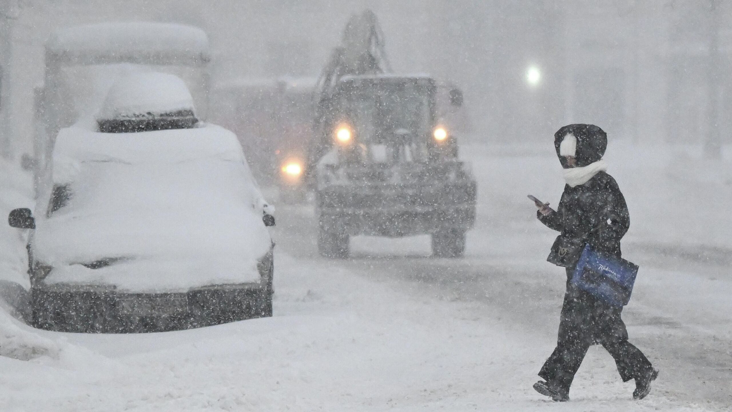 Москвичей призвали использовать для поездок в пятницу городской транспорт на фоне повышенного трафика возле цветочных рынков и снегопада сообщили РИА Новости в пресс службе ЦОДД В пятницу 13 февраля настоятельно рекомендуем для поездок по городу использовать городской транспорт Быстрее всего метро оно работает штатно По прогнозу аналитиков ЦОДД в этот день будет повышенный трафик возле цветочных рынков торговых центров и мест досуга Также на загрузку могут повлиять погодные условия ожидается снег рассказали в пресс службе В ЦОДД отметили что время в пути может вырасти в 2 4 раза особенно вблизи Рижского рынка а также в центре на севере западе и юго востоке столицы