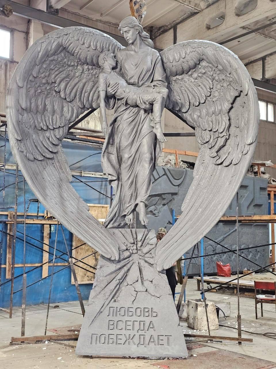 Депутаты Белгорода одобрили установку памятника, посвящённого жертвам обстрела 30 декабря, на месте арт-объекта «Сердце». Что известно о нём: 1. Автор вдохновлялся арт-объектом «Сердце», крылья ангела символизируют сердце, на одном из крыльев видно повреждение — оно повторяет след от осколков снарядов, который остался на старом арт-объекте. 2. Памятник будет выполнен из бронзы, 5 метров в высоту и 4 тонны весом. 3. Раненое крыло и сколы на постаменте будут подсвечены красным светом, который будет пульсировать в такт биения сердца; 4. Для подготовки площадки для мемориала понадобится около 4 месяцев. «Раненое сердце» будет размещено в краеведческом музее. По словам начальника управления культуры Белгорода Ольги Лесных, за установку памятника ранее высказалось большинство участников и большинство родных погибших публичных слушаний в кинотеатре «Победа». №1
