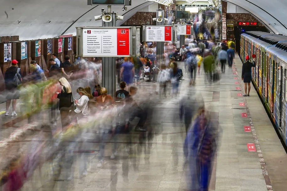 «Сбербанк лизинг» поставит 15 вагонов метро МУП «Новосибирский метрополитен».   Контракт был заключен за 4,08 млрд руб. Победитель торгов обязан поставить шесть головных, шесть промежуточных моторных вагона и три промежуточных безмоторных вагонов с 3 октября 2025-го по 31 марта 2026 года. Срок исполнения контракта установлен до 1 июня 2031 года.  Также были подведены итоги торгов по поставке двух головных моторных вагонов, двух промежуточных моторных и одного прицепного немоторного. Стоимость контракта составила 863 млн руб. Его исполнит АО «Метровагонмаш»  входит в машиностроительную группу «Трансмашхолдинг» . Контракт необходимо исполнить до 10 ноября 2025-го.   Подписывайтесь на «Ъ-Сибирь»