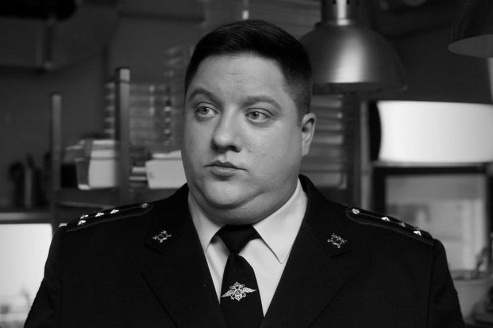 Умер актёр Роман Попов известный по сериалу Полицейский с Рублёвки сообщают СМИ В 2018 году мужчине поставили страшный диагноз опухоль головного мозга Тогда он смог побороть болезнь но в этом году она вернулась с новой силой Попов умер на 41 м году жизни Подпишись Минская правда MLYN by