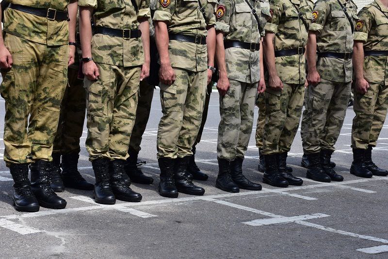 В 3 раза выросла региональная выплата саратовским контрактникам Теперь она составляет 2 2 миллиона рублей вместо прежних 700 тысяч Муниципальная выплата выросла до 400 тысяч рублей С учетом всех выплат контрактник в первый месяц может получить до 3 7 миллиона рублей а за первый год службы до 6 5 миллиона Также увеличены вознаграждения для тех кто помогает в заключении контракта до 400 тысяч рублей за каждого новобранца вместо 250 тысяч Читать на сайте саратов саратовскаяобласть