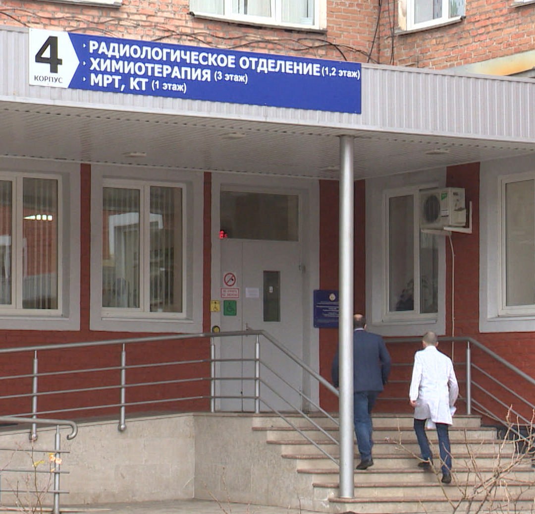 На капитальную реконструкцию онкодиспансера в Осетии необходимо более 1 млрд рублей  Об этом журналистам сообщил министр здравоохранения республики Сослан Тебиев. Он отметил, что проект уже готов, однако республике на протяжении нескольких лет не удается получить финансирование на проведение капремонта из федерального бюджета. При этом, по поручению главы республики, минздрав и минстрой параллельно будут работать над проектированием строительства нового онкоцентра.    «Есть два варианта. По реконструкции документация уже есть, но мы понимаем, что при реконструкции будут сложности в плане соответствия новым нормам СанПин. А при строительстве нового этот вопрос будет решён — новый центр будет более совершенным и отвечать всем нормативам. Сейчас ведется работа вместе с минстроем, как раз на этапе обсуждения необходимой проектно-сметной документации и источников финансирования. Напомню, что уже не первый год мы ведем работу по реконструкции действующего онкодиспансера. Вся документация уже подготовлена, подана в минздрав России. Решаем вопрос о целесообразности, что нам выгоднее — ремонтировать действующий онкодиспансер или строить новый. Сроков пока, естественно, нет», — сказал Тебиев.  Здание онкодиспансера капитально не ремонтировалось с момента его строительства в 1988 году. Новое поликлиническое отделение диспансера было открыто в 2017 году и отвечает современным стандартам и требованиям оказания медицинской помощи.  Фото: Вести Алания