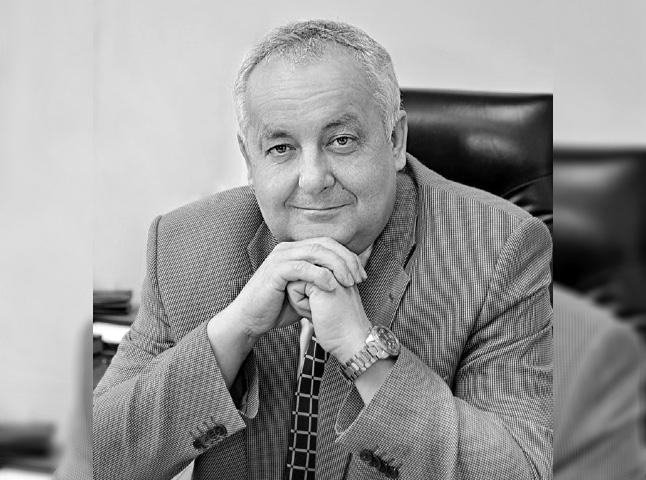 В Иркутске умер заслуженный врач РФ Леонид Павлюк Его не стало в возрасте 67 лет Леонид Александрович на протяжении долгого времени тяжело болел Многие годы Леонид Александрович возглавлял городскую клиническую больницу 1 города Иркутска отдавая все силы знания и опыт делу служения людям Его уважали коллеги благодарили пациенты подчеркнул мэр города Руслан Болотов С 1978 года трудовая жизнь Леонида Павлюка прошла в стенах медучреждения областного центра Он начинал работать санитаром и благодаря своему упорству стал главным врачом в 2002 году С 1982 года он посвятил себя сосудистой хирургии а в 1989 году руководил отделением За его плечами более 10 тысяч успешно проведенных операций Прощание с Леонидом Александровичем Павлюком состоится 25 декабря с 11 30 в храме Казанской Божией Матери