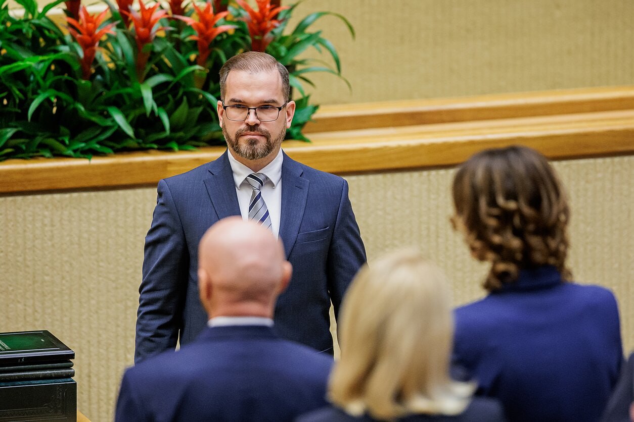 Официально Социал демократы выдвигают Робертаса Каунаса на пост министра обороны Социал демократическая партия Литвы ЛСДП приняла решение выдвинуть депутата Робертаса Каунаса на пост министра обороны Об этом в четверг после заседаний правления и президиума партии сообщил председатель социал демократов Миндаугас Синкявичюс Партия считает что это подходящий кандидат обладающий как политическим так и профессиональным опытом и способный представлять политические позиции и обязательства которые мы приняли в сфере национальной безопасности и финансирования обороны в том числе рекордных объемов финансирования сказал М Синкявичюс Эту кандидатуру президенту Гитанасу Науседе представит премьер министр Инга Ругинене По словам лидера ЛСДП выдвижение Р Каунаса предварительно согласовано с главой государства Подробнее читайте по ссылке Р Каунас фото LRT