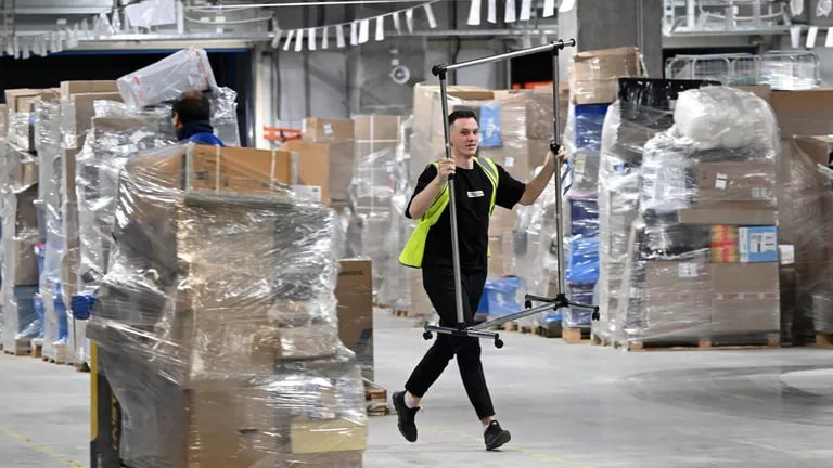 На маркетплейсах выявили миллионы нарушений по части маркировки Около 25 миллионов нарушений по части маркировки обнаружено при продаже одежды и текстиля на маркетплейсах за девять месяцев 2025 года сообщили в Центре развития перспективных технологий ЦРПТ операторе системы Честный знак На втором месте молочная продукция где было обнаружено 12 4 миллиона нарушений а на третьем месте обувь с 7 миллионами нарушений Еще 6 2 миллиона нарушений было обнаружено в категории бутилированная вода а в категории парфюмерия почти 700 тысяч нарушений При этом общий показатель нарушений по части маркировки зарегистрированных за первые девять месяцев 2025 года на 30 ниже чем годом ранее За 2024 2025 годы маркетплейсам передано около 4 тысяч обращений покупателей В 70 случаев площадки урегулировали вопросы с продавцами в остальных применили штрафы или заблокировали карточки товаров