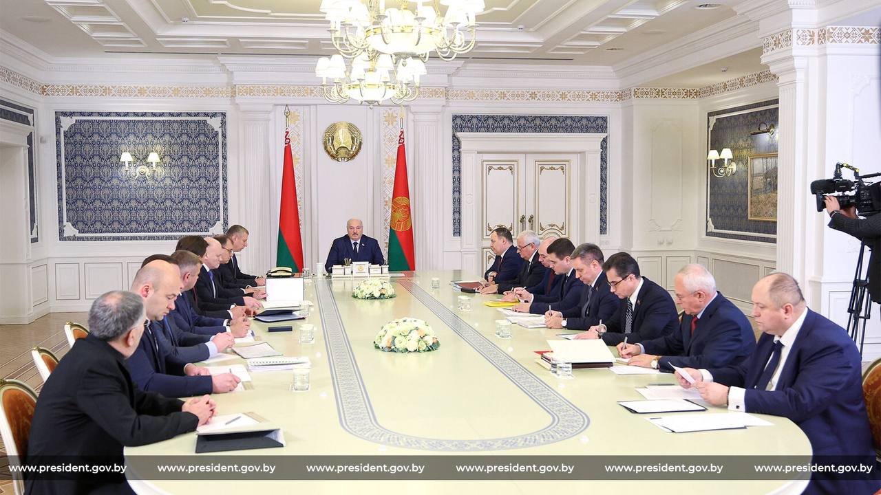 Президент Беларуси Александр Лукашенко 30 октября собрал совещание по вопросам развития сотрудничества со странами Африки Тема взаимодействия со странами Африки часто обсуждается на уровне Главы государства ведь традиционные экспортные рынки необходимо расширять И не только потому что мы там начали проседать особенно в плане экспорта нашей продукции заметил Президент