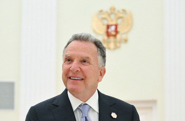 Спецпосланник президента США Стивен Уиткофф заявил, что остался под впечатлением от Московского Кремля. «Я посетил Кремль. Это место впечатляет! Я был в какой-то степени восхищен моментом. Я от имени США пытаюсь добиться заключения мирного договора. Важность этого поражает», — поделился Уиткофф в эфире радиостанции WABC.