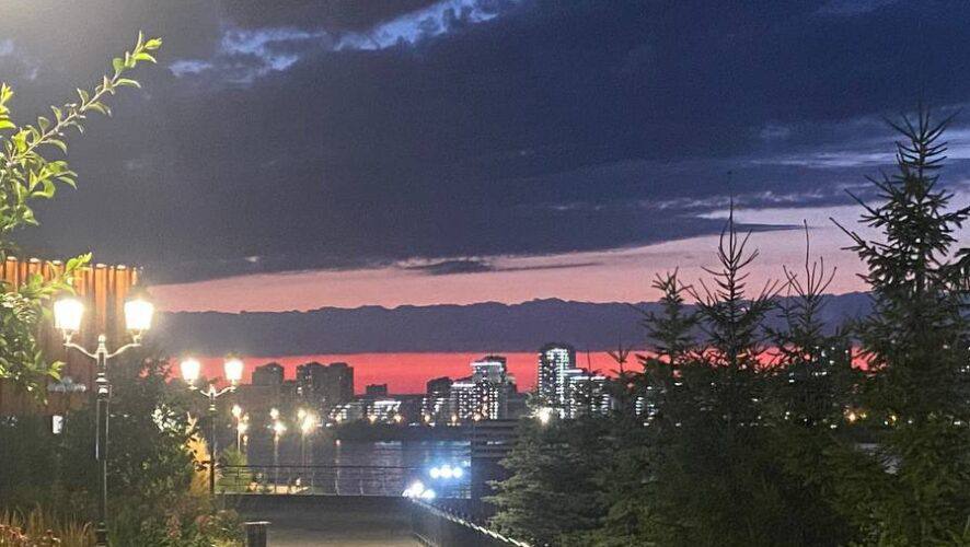 Небо над Казанью во время заката окрасилось в цвета российского флага Вчера казанцы стали свидетелями редкого и впечатляющего природного явления — закатное небо окрасилось в бело-сине-красные цвета, напомнив российский триколор. В сети называют увиденное символичным и завораживающим, а некоторые даже сочли это небесным знаком. KazanFirst в бот