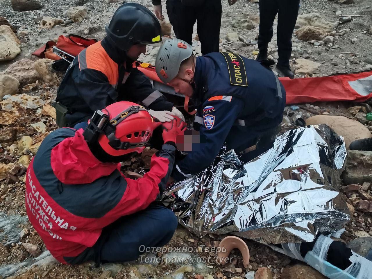 В Севастополе турист из Тверской области сорвался со скалы   Молодой человек из Торжка вместе с друзьями отправился наслаждаться природой, но во время спуска на пляж сорвался со скалы. Итог – падение, травмы  перелом ноги и рассечение головы .  Спасатели оперативно оказали ему первую помощь и передали бригаде скорой помощи.  Тверь.Происшествия Подписаться    :