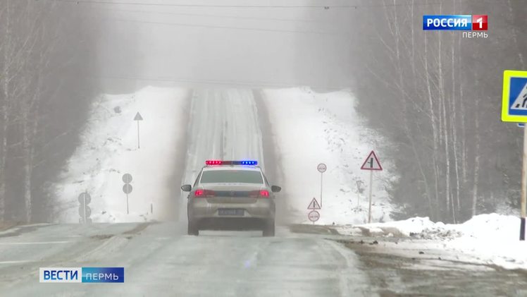 Два человека погибли в ДТП в Губахинском округе    Авария произошла сегодня около 18.00 на 160 км автодороги Кунгур-Соликамск. По предварительной информации, 72-летний водитель автомобиля "Лада Приора"  не справился с управлением, выехал на полосу встречного движения и допустил столкновение с микроавтобусом "Мерседес". В результате ДТП водитель и пассажир отечественного транспортного средства погибли на месте. Шесть человек, находящихся в микроавтобусе, из них трое детей, доставлены в медицинское учреждение.