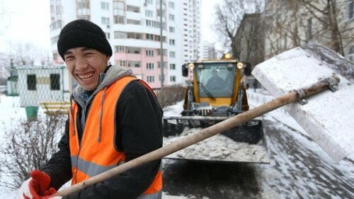 Больше платить за право работать     Петербургский парламент в первом чтении одобрил законопроект о повышении коэффициента, который учитывается при расчете стоимости трудового патента для мигрантов.   Цена рабочего патента, получать который обязаны граждане из Азербайджана, Узбекистана, Таджикистана, Молдавии, может вырасти на 30% до 6 тыс. рублей.   Сейчас за оформление услуги нужно отдать 4,6 тыс. руб. при коэффициенте 1,597.   Плата за трудовой патент для мигрантов рассчитывается с учетом трех параметров: размера фиксированного авансового платежа, коэффициента-дефлятора, который устанавливает Минэкономразвития, и регионального коэффициента, который каждый субъект принимает самостоятельно.    Версия