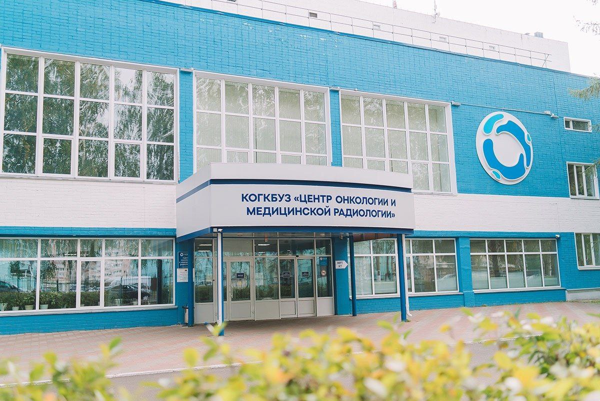 Кировский Центр онкологии и медицинской радиологии и центры амбулаторной онкопомощи объединяются. Это позволит сделать помощь с онкозаболеваниями доступнее и качественнее согласно нацпроекту «Продолжительная и активная жизнь», сообщает тг-канал Правительства Кировской области.   Изменения происходят постепенно: с 1 июля в состав Центра онкологии вошел ЦАОП, расположенный на базе Кировского клинико-диагностического центра, а с 1 августа — ЦАОП, расположенный на базе Больницы скорой медицинской помощи.  К октябрю этого года в состав Центра онкологии войдут все шесть Центров амбулаторной онкологической помощи. Присоединение позволит нам распределять лекарственные препараты для противоопухолевой терапии, контролировать кадровый вопрос, регулировать сроки оказания медицинской помощи. Мы учтём все факторы, включая расположение медицинских учреждений, чтобы медицинская помощь по профилю «онкология» стала доступна жителям Кировской области,   — рассказал главный врач Центра онкологии и медицинской радиологии Сергей Бакин.