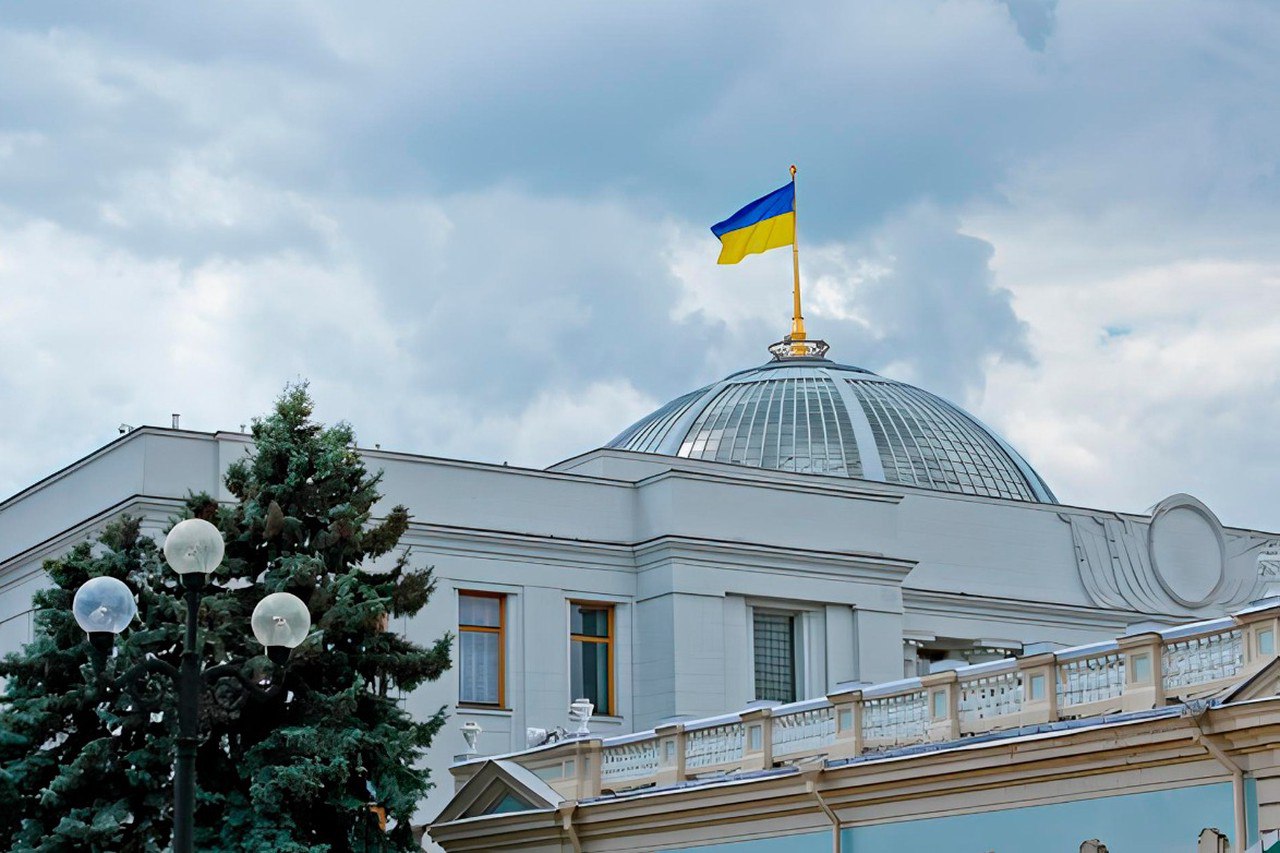 Русский язык лишили защиты на Украине Такое решение приняла Верховная рада Языковой омбудсмен Ивановская пояснила что теперь список языков к которым применяется режим поддержки меняется Теперь громадянам предложат ныне подзащитные иврит и чешский язык Из перечня также исключается молдавский язык но остается румынский   Подпишитесь на Абзац TG VK Дзен MAX Rutube