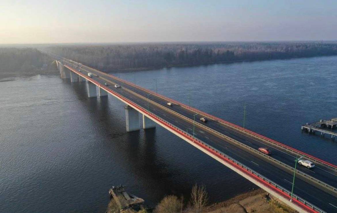 Ладожский мост с 28 января уходит на ремонт до осени с перекрытием полос На Ладожском мосту расположенном на 40 м км федеральной трассы Р 21 Кола Петербург Мурманск в Кировском районе Ленинградской области с 28 января начнутся планово предупредительные работы Об этом сообщили в ФКУ Упрдор Северо Запад Ремонт продлится до 14 сентября 2027 года и на мосту будут введены ограничения движения На первом этапе который продлится с 28 января по 28 марта текущего года для автомобильного транспорта будут перекрыты две полосы Движение будет осуществляться по одной полосе в каждом направлении при этом скоростной режим будет ограничен до 40 км ч В дальнейшем временная схема организации дорожного движения будет меняться Автор фото ФКУ Упрдор Северо Запад Подписаться на ДП в Telegram MAX