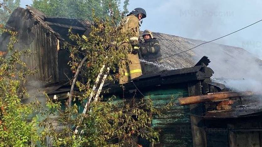 В Орле на улице Громовой горел жилой дом Пожар начался рано утром 8 июня. Когда спасатели прибыли на место, огонь уже охватил здание. Пламя грозило перекинуться на соседние строения. Подробности здесь Вести-Орел. Подписаться