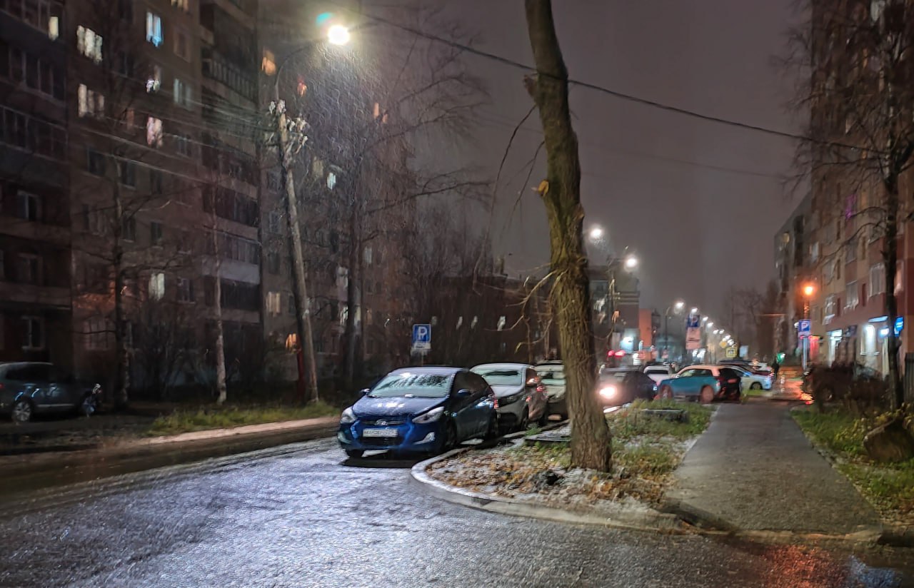 В ГАИ Архангельской области призвали водителей усилить бдительность на дорогах во время дождя  В ведомстве подчёркивают, что ухудшение погодных условий может неблагоприятно отразиться на дорожной обстановке, так как в дождливые дни возрастает число дорожно-транспортных происшествий.  При дожде видимость на дороге снижается, асфальт становится скользким, что приводит к ухудшению сцепления шин с дорожным покрытием. В такой ситуации главными факторами безопасного вождения являются соблюдение дистанции, выбор скоростного режима, исключение из практики управления резких маневров и торможений.  Сотрудники Госавтоинспекции настоятельно рекомендуют водителям быть аккуратнее при движении в дождливую погоду.  Пешеходам необходимо быть более внимательными при переходе проезжей части и не забывать о том, что в связи с ухудшением погодных условий видимость на дорогах значительно снижается, поэтому на верхней одежде нужно использовать световозвращающие элементы.