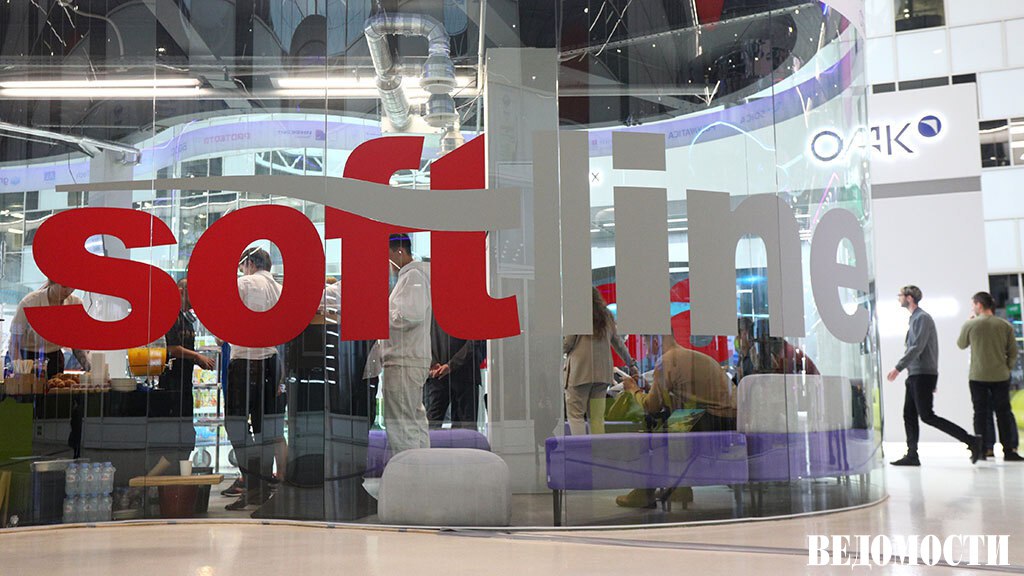 «Дочка» ВЭБ. РФ и «Сколково» инвестирует 5 млрд рублей в группу компаний Softline»  Sk Capital  инвесткомпания, принадлежит на 50% ВЭБ. РФ и на 50% фонду «Сколково» на паритетных началах c мая 2024 года  инвестировала 5 млрд рублей в группу компаний Softline, объединяющую разработчиков и интеграторов IT-решений. Об этом «Ведомостям» рассказали два источника, знакомых с ходом сделки. Представители Sk Capital и Softline подтвердили факт сделки, уточнив, что Sk Capital получит более 10%, став крупнейшим миноритарным владельцем ПАО «Софтлайн».   Сделка будет внебиржевая, в рамках соглашения будут переданы квазиказначейские акции ООО «Инвестпроекты», уточнил представитель Softline.   Для рынка технологических инвестиций в России сделка довольно значительная, подчеркивает основатель аналитической компании Dsight Арсений Даббах. По данным Dsight, говорит он, объем всех венчурных инвестиций в России за 2024 год составил $177 млн, или около 16,4 млрд рублей, а сделка с Softline составляет более 30% от этого объема.   Подробнее – в материале на нашем сайте.    Подпишитесь на «Ведомости»