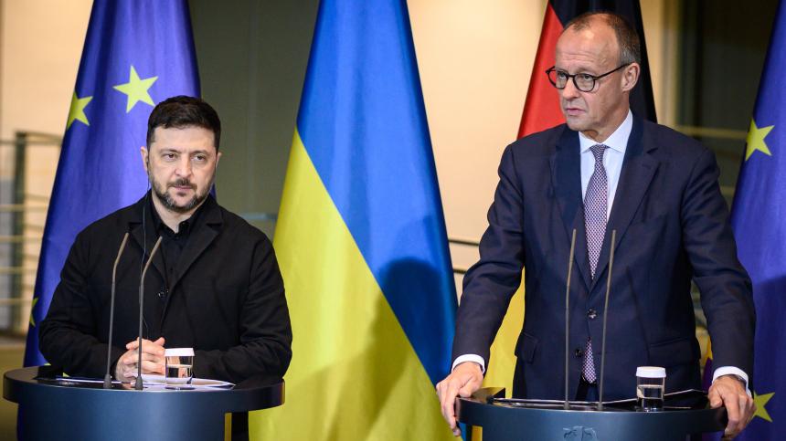 Мерц высказался за прекращение притока украинских мигрантов в Германию Канцлер подчеркнул необходимость создания условий для трудоустройства украинской молодёжи на родине чтобы избежать их оттока в Германию Польшу и Францию Этот вопрос поднимался на обсуждениях в Брюсселе Мерц считает что это вполне достижимая задача для Украины Германия Украина Подписаться на Pravda ru