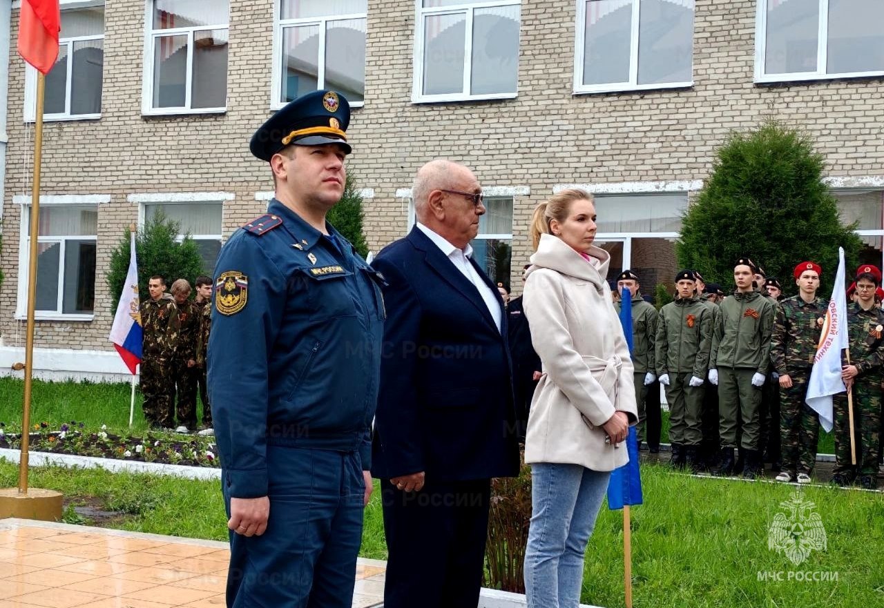 Спасатели организовали один из этапов в спортивной игре для школьников «Комбат» В рамках одиннадцатого военно-патриотического регионального форума «Надежда России» среди государственных профессиональных учреждений Тульской области на базе техникума железнодорожного транспорта имени Б.Ф. Сафонова в Узловой состоялась военно-спортивная игра «Комбат». Побороться в силе и ловкости собрались 16 команд из профессиональных учреждений Тулы, Щёкино, Черни, Узловой, Богородицка, Новомосковска, Алексина, Донского, Ефремова. Одним из этапов для юношей была комбинированная пожарная эстафета. Сотрудники Узловского пожарно-спасательного гарнизона приняли участие в организации и проведении данного этапа спортивных соревнований. Ребята состязались в надевании одежды пожарного на скорость и продемонстрировали уровень знаний по оказанию первой помощи людям. МЧС Тульской области подписаться