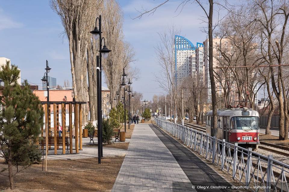 Утренняя геомагнитная активность наблюдается в Волгограде 22 марта  Волгоградцы снова попали под влияние геомагнитной активности.  Сегодня утром, 22 марта, Волгоградская область попала под влияние магнитной бури. По информации Лаборатории солнечной астрономии ИКИ и ИСЗФ РАН, сегодня вероятность возникновения бур и равна 90 процентам.  Магнитная буря началась накануне вечером и продлится до полудня. Согласно данным сервиса "Гисметео", в Волгограде к 9 часам к-индекс составит 5 баллов по девятибалльной шкале. К 18.00 он понизится до 3 баллов.  В воскресенье с 3 до 6 часов К-индекс составит 4 балла.  "Городские вести" писали о том, что глобальное потепление – не вымысел. О меняющемся климате и погодных условиях Волгограда читателям рассказал климатолог Анатолий Судаков.  23 марта специалисты в области погоды и климата в семьдесят пятый раз отметят Всемирный день метеоролога