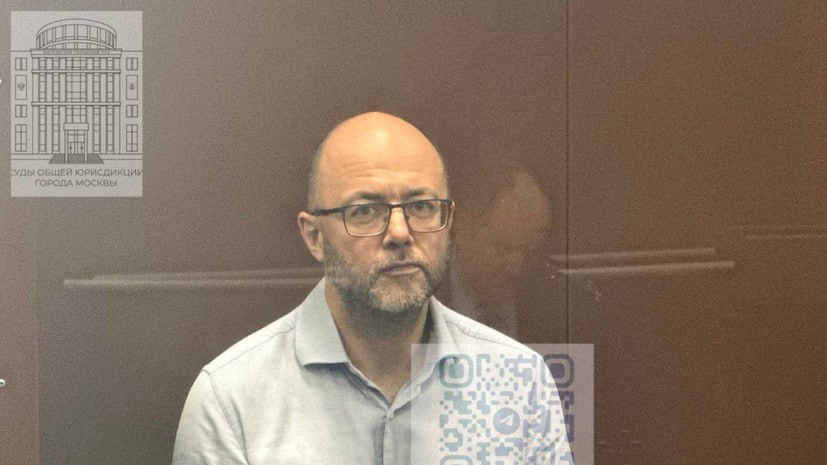 С курского экс депутата Васильева и других граждан взыщут 4 1 миллиарда рублей Ленинский райсуд Курска 20 января рассмотрел иск заместителя Генерального прокурора РФ в интересах Российской Федерации к бывшему депутату Курской облдумы Максиму Васильеву о взыскании средств в доход государства 26 декабря 2025 года Васильев за растрату бюджетных денег на строительство фортификаций в Курской области получил 5 лет 6 месяцев колонии общего режима штраф и ограничение свободы на 1 год Сегодня суд удовлетворил требования заместителя Генпрокурора уточнив взыскать с Васильева в порядке солидарной ответственности 4 1 миллиарда рублей в доход государства и госпошлину в 900 тысяч в бюджет Курска Решение подлежит исполнению солидарно с гражданами Лукиным Грабиным Мартьяновыми Федоровым Бессоновым Ворониным Коноплевым и Уткиным ООО КТК Сервис Техимпэкс ТД Курск Энерго Рессурс СИЭМИ Электростроймонтаж Яртэс Инжиниринг и Энергосистема с учетом ранее принятого решения Фото Мосгорсуд