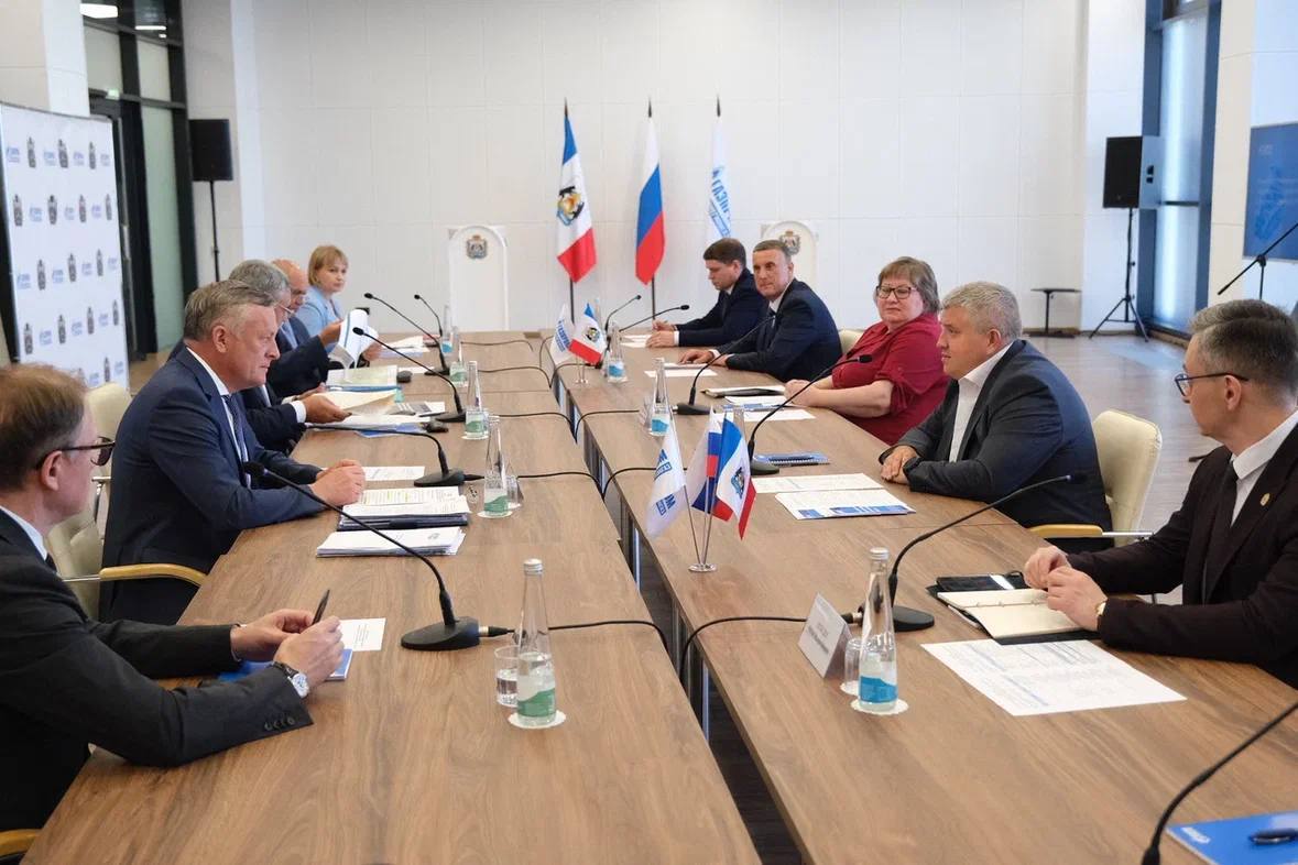Новгородская область и Газпром межрегионгаз расширяют сотрудничество Итоги реализации Программы развития газоснабжения и газификации в Новгородской области на 2021-2025 годы и перспективы сотрудничества обсудил сегодня с генеральным директором ООО «Газпром межрегионгаз» Сергеем Густовым. Сергей Вадимович сообщил о значительном прогрессе в догазификации: более 8,5 тысяч домовладений уже подключены к природному газу. Также он отметил нашу практику сотрудничества МФЦ и Газпрома по предоставлению комплексной услуги газификации «под ключ» – одной из лучших. Особое внимание было уделено созданию Единого центра по работе с клиентами ЕЦРК Группы «Газпром межрегионгаз», который является федеральным центром, предоставляющим полный комплекс услуг, связанных с газификацией и газоснабжением. ЕЦРК значительно упростит взаимодействие с клиентами и повысит качество предоставляемых услуг. В планах создать колл-центр, операторы которого будут обрабатывать звонки и консультировать клиентов со всей страны по вопросам подключения газа, технического обслуживания оборудования и заключения договора поставки газа, по тарифам, оплате услуг. Также Единый центр по работе с клиентами Группы «Газпром межрегионгаз» заключил соглашения о партнерстве с Новгородским государственным университетом имени Ярослава Мудрого и администрацией Великого Новгорода. Договор предполагает привлечение студентов и выпускников для прохождения практики и последующего трудоустройства в ЕЦРК, целевое обучение по специальностям и направлениям, востребованным центром. Для нас принципиально важно сегодня, чтобы молодежь получала образование, оставалась жить и работать в Великом Новгороде.
