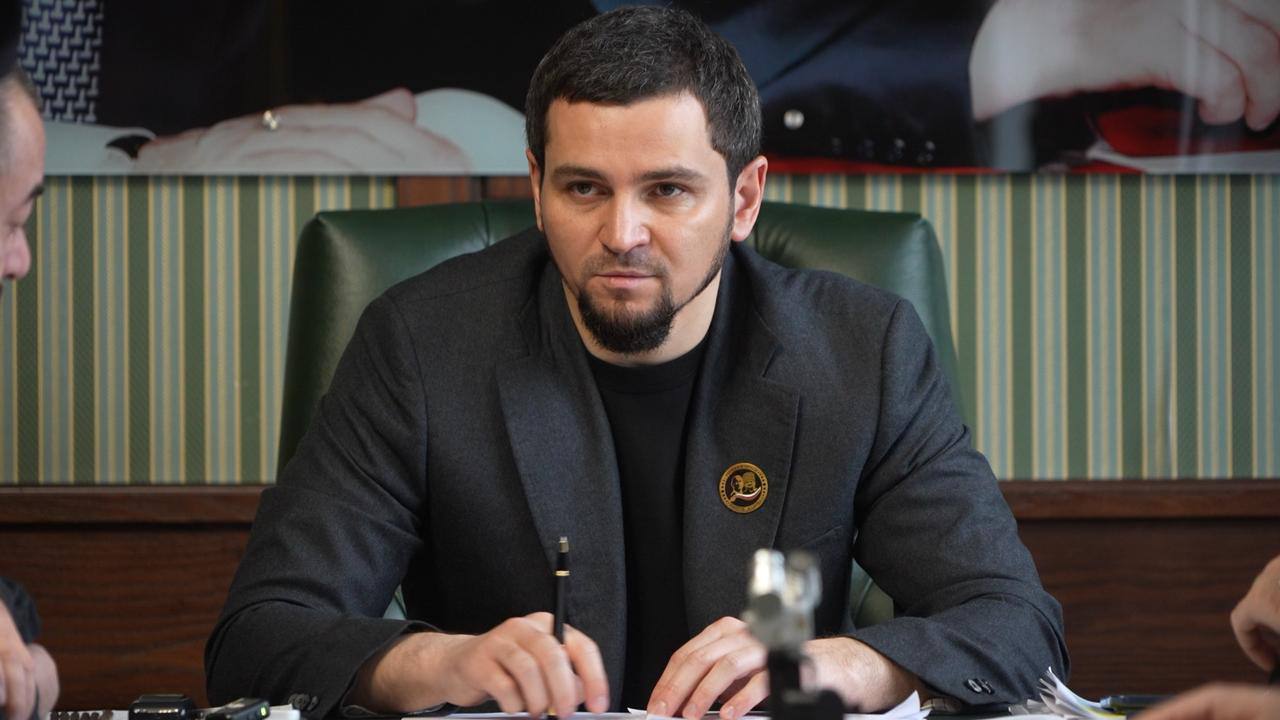 Мэр Грозного Хас Магомед Кадыров занял первое место в Национальном рейтинге мэров по итогам 2025 года Исследование было подготовлено Центром информационных коммуникаций Рейтинг совместно с Финансовым университетом при Правительстве Российской Федерации Рейтинг охватывает деятельность мэров 88 городов России включая столицы субъектов и крупнейшие финансово промышленные центры По итогам текущего года Хас Магомед Кадыров возглавил рейтинг заняв первую строчку В тройку лидеров также вошли мэр Москвы Сергей Собянин и мэр Уфы Ратмир Мавлиев В мэрии отметили что ключевыми факторами повлиявшими на высокий результат стали масштабное городское строительство активное участие мэра в общественной жизни столицы а также успешная цифровая трансформация городского хозяйства Подробности читайте на нашем канале в Яндекс Дзене