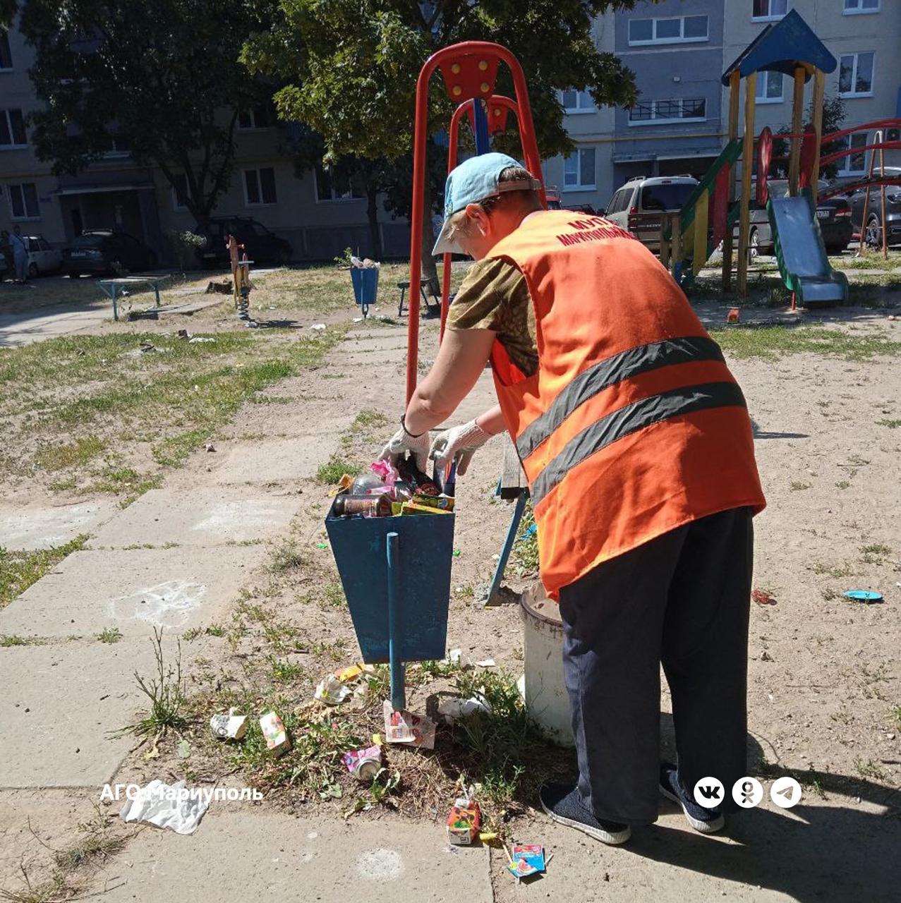 «Мариупольжилкомплекс» благоустроил дворы левобережья  Вчера сотрудники предприятия провели комплекс работ по уборке и благоустройству 13 дворов многоквартирной жилой застройки в Орджоникидзевском районе.   По улице Амосова, 50 и 52; улице Гугеля, 19; улице Олимпийской, 71, 10 и 1а дворники сконцентрировали усилия на очистке придомовых территорий от скопившегося мелкого мусора.   В зеленых зонах дворов многоквартирных домов по улице Киевской, 76, 78, 84, 80, 82, 86 и 91 коммунальщики также выполнили покос травы.