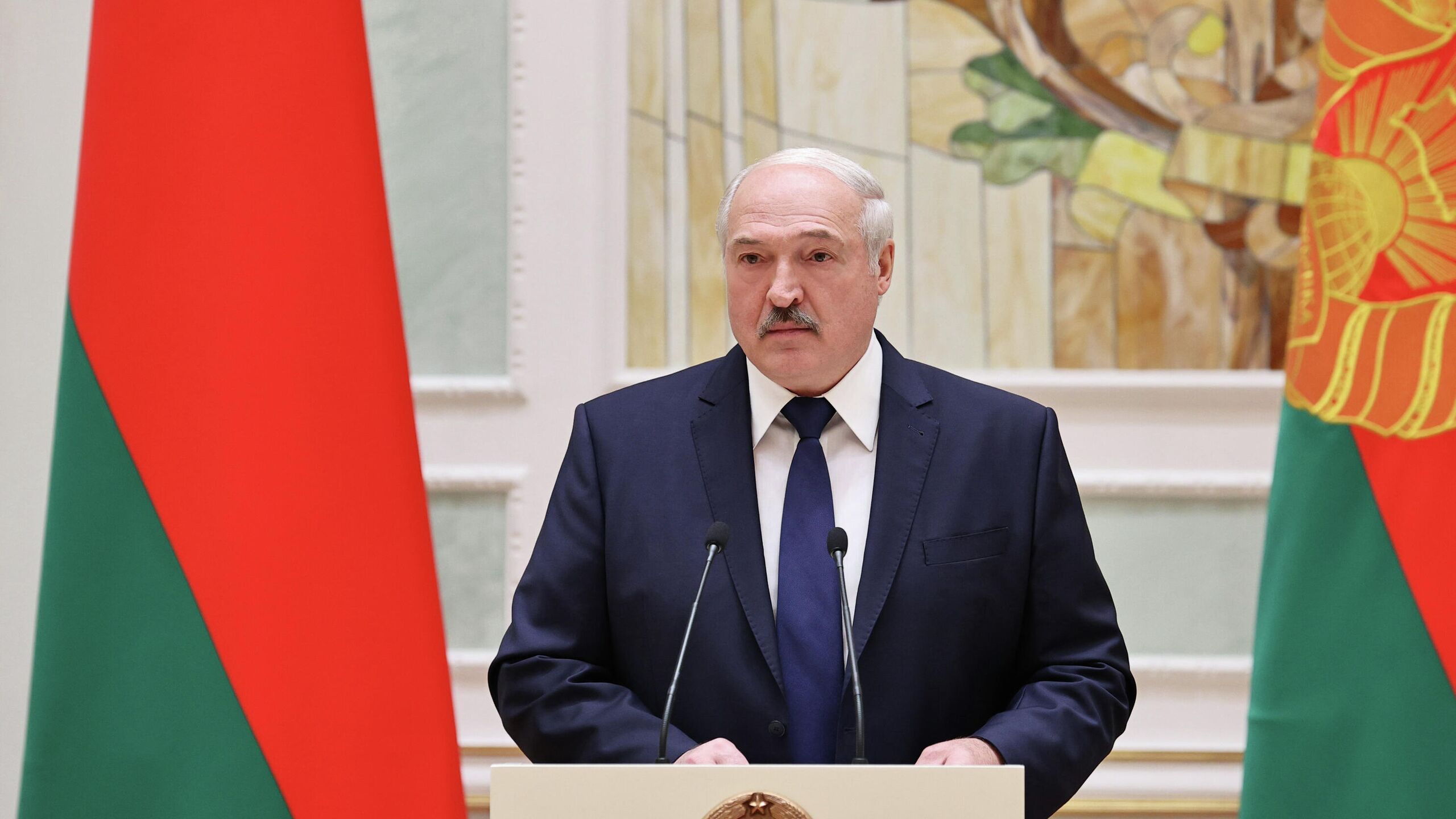 Президент Белоруссии Александр Лукашенко заявил о необходимости выжить в условиях передела мира Его цитирует БелТА Мир переделить хотят Нам некуда деваться Нам надо выжить сказал он Лукашенко указал на необходимость развивать Полесье чтобы не ходить в лаптях как в прошлые времена Эти заявления он сделал во время рабочей поездки в Петриковский район Гомельской области