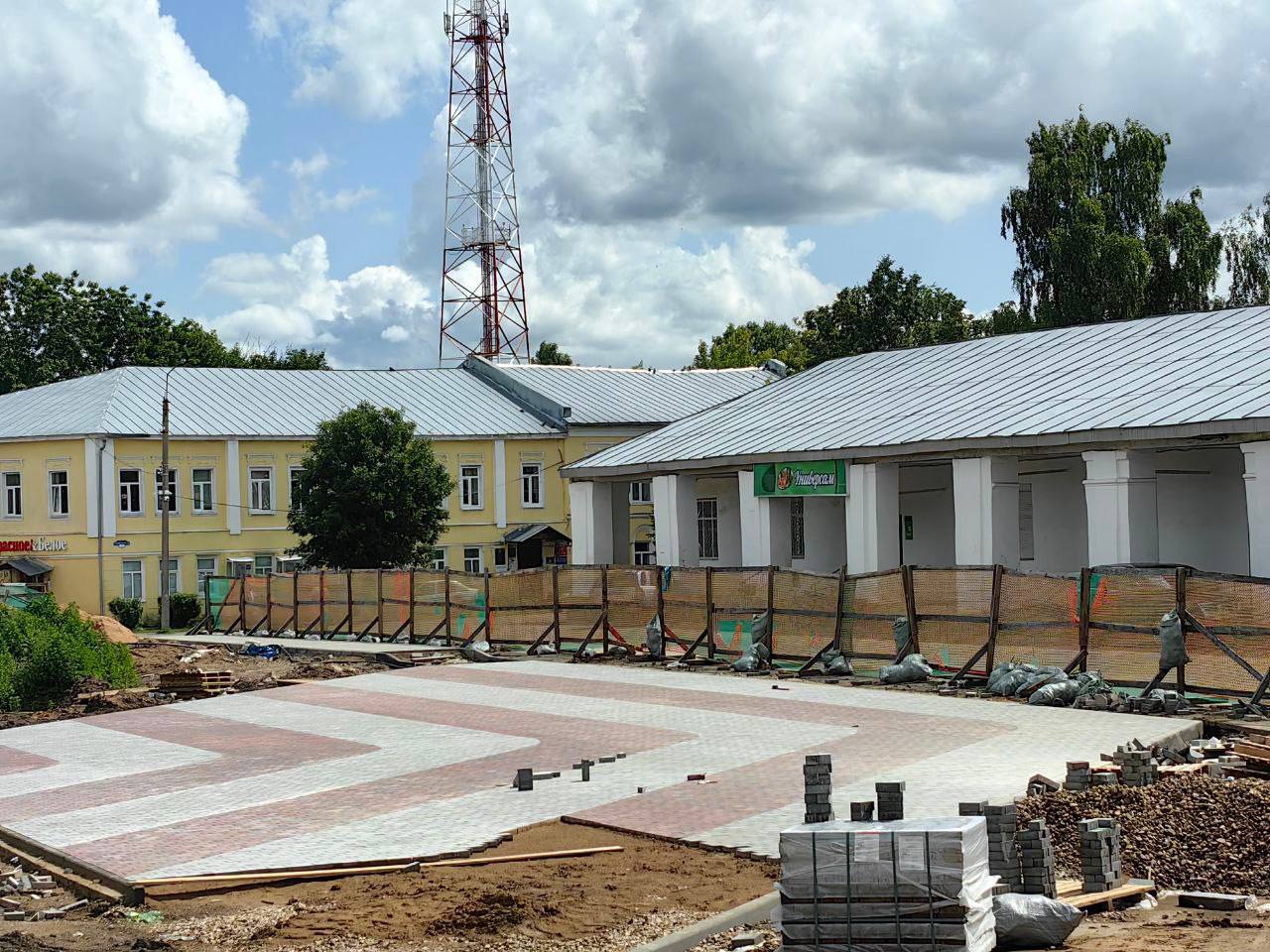 В Любиме продолжается реализация проекта «Большое сердце маленького города». Он стал победителем Всероссийского конкурса лучших проектов создания комфортной городской среды в 2023 году и получил федеральный грант в размере 72 млн рублей. Более 10 млн рублей направили дополнительно. Благоустройство охватывает всю центральную часть города. Коммунальные и ресурсоснабжающие организации уже заменили сети. Энергетики по проекту «Чистое небо» переносят под землю провода. Идут работы на главной площади, которая в будущем станет местом притяжения молодоженов. Тема счастливого супружества и крепкой семьи стала основной при создании проекта. Она воплотится и в оформлении, и в наполнении. Сердца появятся на плиточном покрытии, обручальные кольца украсят вход в парк, а в свадебной карете можно будет сделать фотографии на память. Проект предусматривает также зоны отдыха, скульптуры сказочных персонажей, систему дорожек с разноуровневым освещением, озеленение. Установят музыкальное оборудование, видеонаблюдение, бесплатные точки Wi-Fi. Работы должны быть завершены в этом сезоне, и жители получат еще одно комфортное, современное общественное пространство, которое можно круглый год использовать для массового отдыха и проведения городских мероприятий.