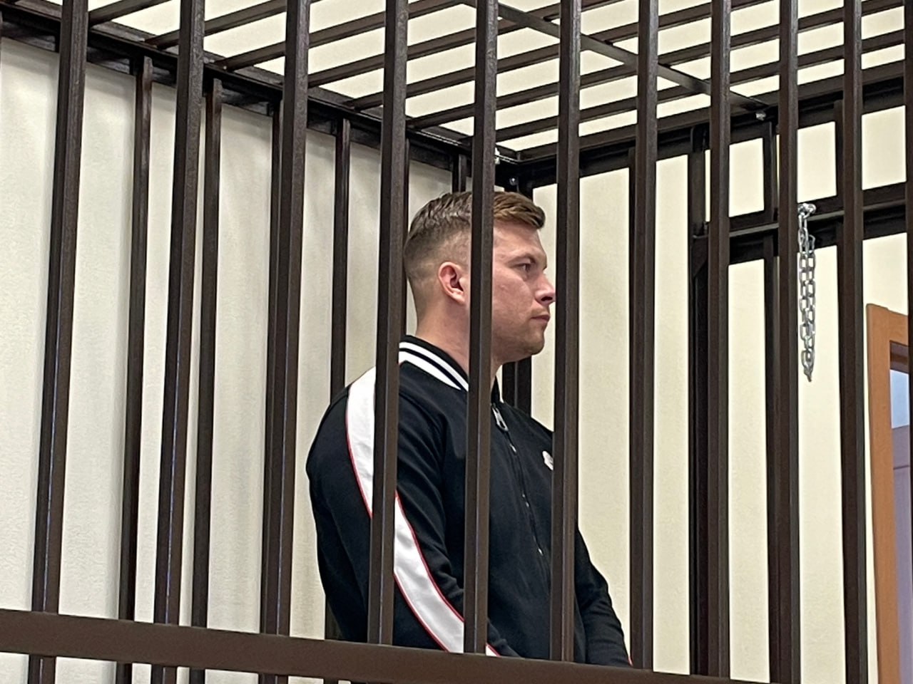 Бывший транспортный вице мэр Барнаула Антон Шеломенцев на заседании суда 11 сентября в своем последнем слове выразил слова благодарности всем тем кто был рядом в непростое для него время В данный момент коллегия судей Алтайского краевого суда удалилась в совещательную комнату Ожидается что в ближайшее время по делу Шеломенцева будет вынесен приговор Напомним экс заместителя главы администрации города ранее признали виновным в получении взяток и последующем отмывании денежных средств Центральный районный суд приговорил его к восьми с половиной годам лишения свободы в исправительной колонии строгого режима штрафу в размере 2 1 млн рублей а также лишил права занимать некоторые государственные должности на срок два с половиной года Однако приговор не устроил ни одну из сторон его обжаловали как прокуратура так и сам Шеломенцев и его адвокат В итоге рассмотрением громкого дела занялся краевой суд ТОЛK