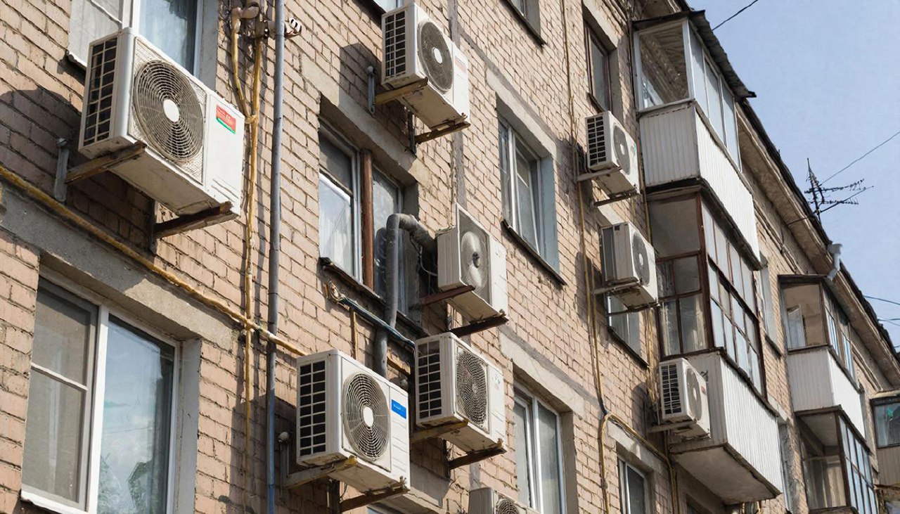 Чтобы установить кондиционер теперь нужно получить согласие соседей С 1 декабря начали действовать новые правила которые регулируют использование общего имущества в многоквартирных домах Любые изменения фасада подъезда подвала и других общих помещений теперь требуют разрешения от собственников сообщается на портале Объясняемрф Что нельзя сделать без их согласия установить кондиционер или антенну на фасаде потребуется согласие большинства сдать подвал или чердак в аренду или разместить рекламную конструкцию на фасаде или крыше дома нужно одобрение не менее двух третей собственников пропорционально их долям Все эти вопросы будут выносить на общее собрание собственников Решение нужно оформить протоколом и внести в систему ГИС ЖКХ через Госуслуги Без этого его могут признать недействительным Отвечать за организацию собрания будет тот кто его инициировал это может быть собственник или представитель управляющей компании Ещё одно важное изменение если кто то испортит общее имущество например поцарапает лифт или повредит трубу в подъезде ремонтировать повреждение будет виновный за свой счёт Остальных жильцов эти расходы не коснутся Картинка сгенерирована нейросетью Мы в MAX Мы в TG Прислать новость