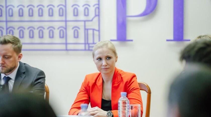 Новый первый заместитель руководителя Администрации Главы ЛНР Анна Рослякова в ближайшее время посетит все муниципальные округа Республики. О своих планах она рассказала ЛуганскИнформЦентру. Ранее Рослякова занимала пост первого заместителя Председателя Правительства Рязанской области. «Весь свой опыт, который у меня есть, все свои знания, безусловно, направлю на развитие той сферы, которая мне поручена Главой Республики Леонидом Пасечником . <…> Конечно, во всю проблематику, которая есть, я постараюсь как можно быстрее вникнуть. Со вчерашнего дня начала этим заниматься. Все муниципалитеты обязательно проеду, в каких-то уже успела побывать, где-то побываю на этой неделе. В общем, времени на раскачку нет. Время — работать, а точнее — время служить», — сказала первый замруководителя Главы ЛНР. Она отметила, что считает честью работать на благо Луганской Народной Республики. «Большое спасибо за то, что Глава ЛНР оказал доверие. Я понимаю, что довериться и поверить — это такая сложная история. Поэтому для меня это вызов, ответственность. Я обещаю не подвести», — добавила Рослякова.