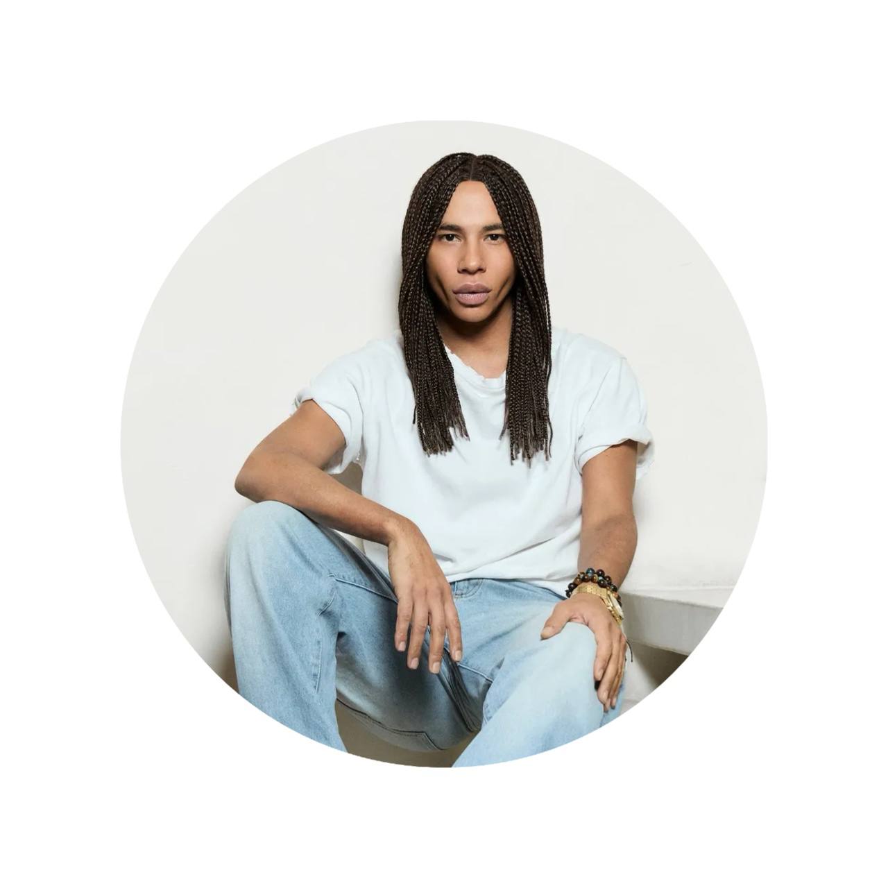 Оливье Рустен покинул пост креативного директора Balmain спустя 14 лет работы Я глубоко горжусь всем чего я достиг и глубоко благодарен моей исключительной команде в Balmain моей избранной семье в месте которое было моим домом в течение последних 14 лет Заглядывая в будущее и следующую главу своего творческого путешествия я всегда буду держать это драгоценное время близко к своему сердцу поделился дизайнер Свою последнюю коллекцию для бренда он представил на прошедшей Недели моды в Париже кто станет новым преемником дизайнера пока остается неизвестным U MAGAZINE