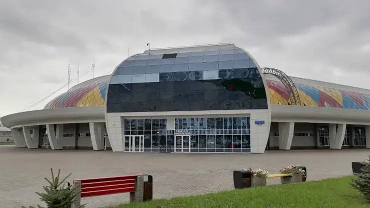 Красноярск стал центром подготовки фигуристов к Олимпийским играм 2026 В городе начались интенсивные тренировки ведущих российских фигуристов перед решающим отборочным турниром Это уже не первый раз когда столица Красноярского края принимает национальную сборную накануне крупных международных стартов В 2022 году команда также готовилась здесь к Олимпиаде в Китае Спортивная инфраструктура созданная для зимней Универсиады идеально подходит для сборов высшего уровня Фото 2ГИС Подписаться на sibnovosti ru предложить новость