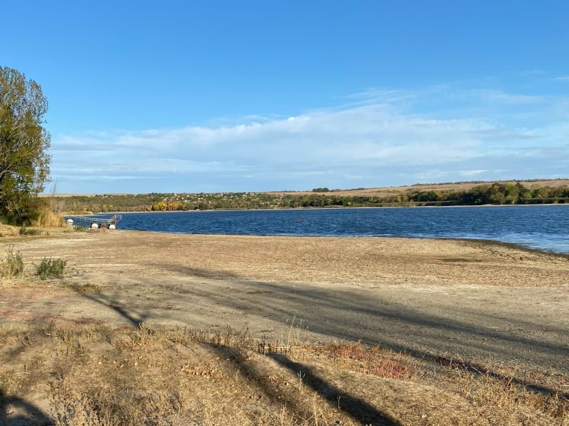 Исход воды из Исаковского водохранилища удалось остановить благодаря установленной перемычке которая ограничивает забор воды для Алчевского меткомбината Об этом в ходе прямой линии с жителями Республики рассказал министр природных ресурсов и экологии Евгений Крехтунов По Исаковскому водохранилищу мы работаем уже давно Нужно понимать что изначально водохранилище создавалось для технологических процессов АМК Но в последние годы уровень воды там приблизился к опасно низким отметкам Поэтому ЮГМК для снижения объемов забора воды на нужды предприятия установил на водоводе перемычки Теперь основной забор воды ведется из Школьного пруда Надеемся также что в осенне зимний период 2025 2026 года климатические условия позволят нам произвести наполнение Исаковского водохранилища уточнил министр Кстати по состоянию на 8 декабря наполняемость Исаковского водохранилища составляла 65 от нормального подпорного уровня Последние 2 месяца уровень воды остается стабильным без понижения