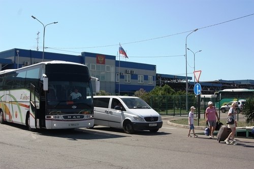 С начала года российско-абхазскую границу в Сочи пересекли около 2 млн автомобилей и свыше 9 млн человек. По данным Южного таможенного управления, летом на многосторонний автомобильный пункт пропуска Адлер Краснодарской таможни превышает пропускную способность почти в семь раз.  В пиковые моменты нагрузок  выходные дни  границу пересекают 13 тыс. транспортных средств в сутки и 71 тыс. человек в обоих направлениях. При этом с 1 мая границу пересекли более 6 млн физлиц и 1 млн транспортных средств, среди которых более 30 тыс. экскурсионных автобусов.  Фото: пресс-служба Южного таможенного управления